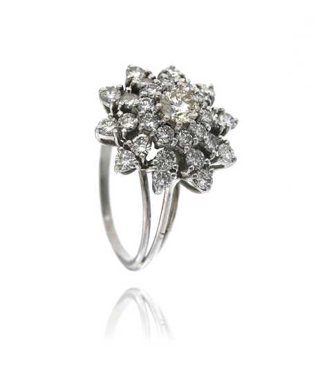 Flower-shaped white gold  ring with brilliants