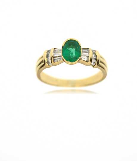 Yellow gold ring with emerald decorated with 6 baguettes and 6 brilliants