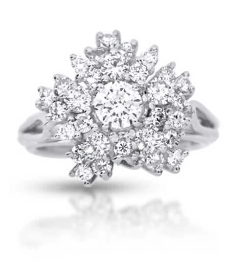 Bague en or blanc avec solitaire et entourage en forme de fleur