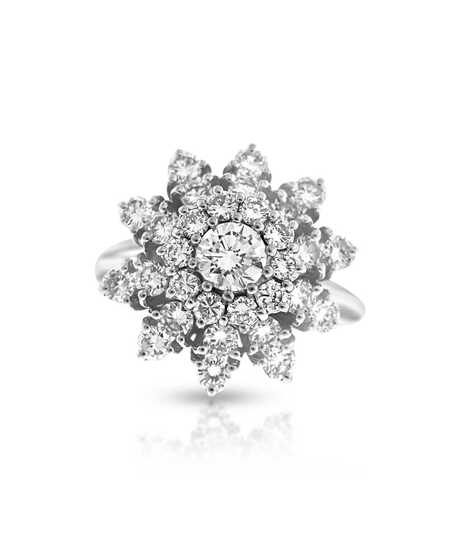 Bague en forme de fleur avec diamants taillés en brillant en or blanc