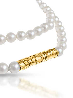 Pearl necklace with 81 Akoya pearls and yellow gold tube clasp