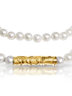 Pearl necklace with 81 Akoya pearls and yellow gold tube clasp