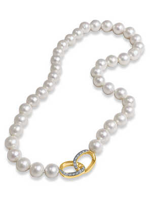 Pearl necklace with Biwa pearls and yellow gold clasp decorated with brilliants