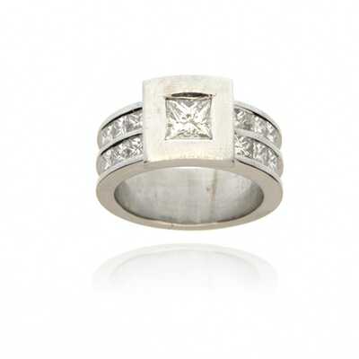 Witgouden solitaire ring versierd met 12 princess diamanten