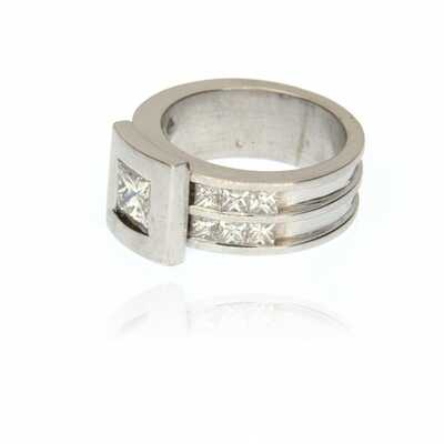 Witgouden solitaire ring versierd met 12 princess diamanten