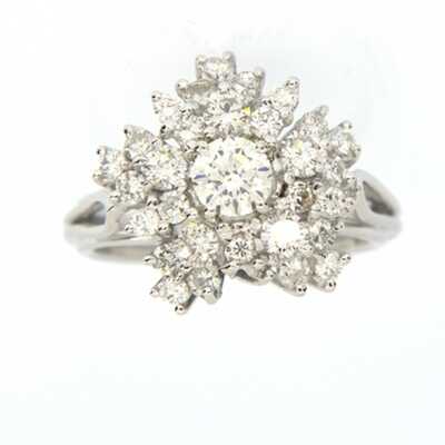 Witgouden ring met solitaire en entourage in bloemvorm