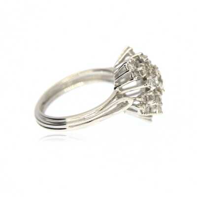 Witgouden ring met solitaire en entourage in bloemvorm