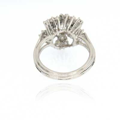 Witgouden ring met solitaire en entourage in bloemvorm