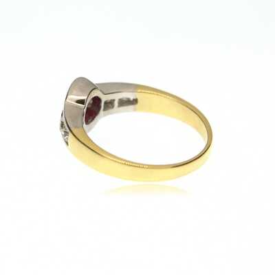 Golden bicolour ring with ruby and 6 diamonds