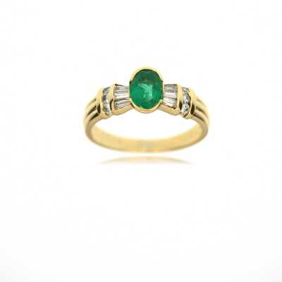 Yellow gold ring with emerald decorated with 6 baguettes and 6 brilliants