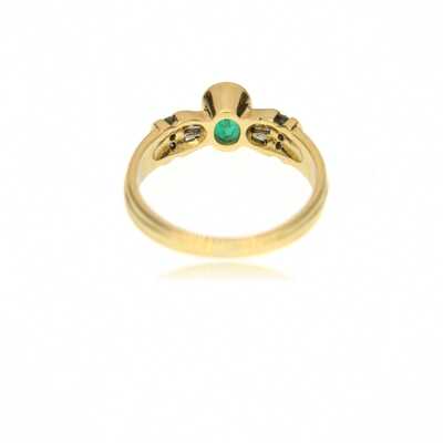 Yellow gold ring with emerald decorated with 6 baguettes and 6 brilliants