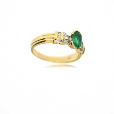 Yellow gold ring with emerald decorated with 6 baguettes and 6 brilliants