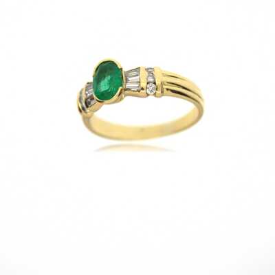 Yellow gold ring with emerald decorated with 6 baguettes and 6 brilliants