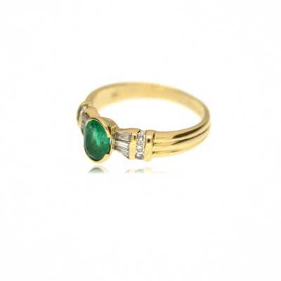 Yellow gold ring with emerald decorated with 6 baguettes and 6 brilliants