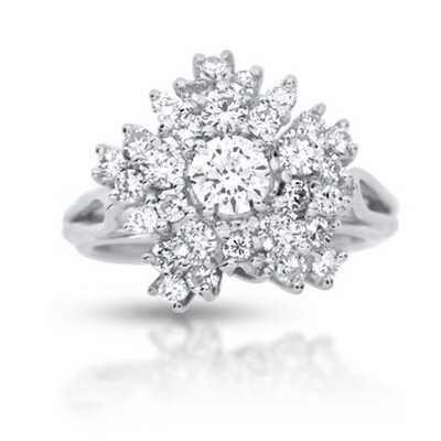 Bague en or blanc avec solitaire et entourage en forme de fleur