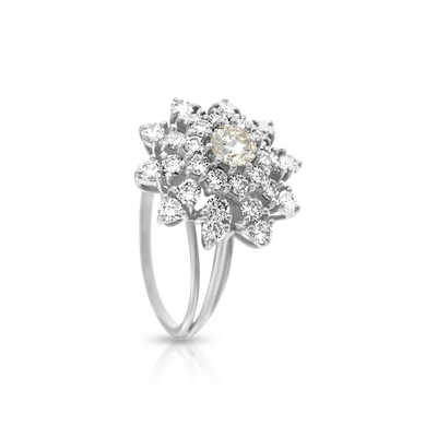 Bague en forme de fleur avec diamants taillés en brillant en or blanc