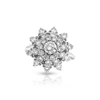 Bague en forme de fleur avec diamants taillés en brillant en or blanc