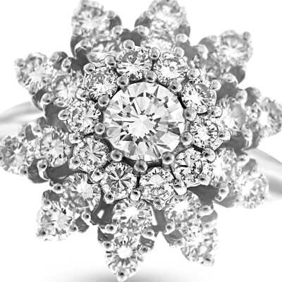 Bague en forme de fleur avec diamants taillés en brillant en or blanc