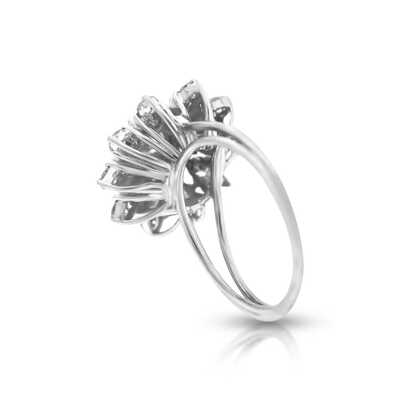 Bague en forme de fleur avec diamants taillés en brillant en or blanc